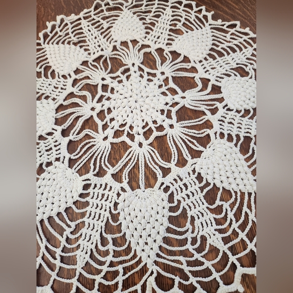 Vtg Hand Crocheted Pineapple Design Centerpiece Doily - Picture 2 of 6
